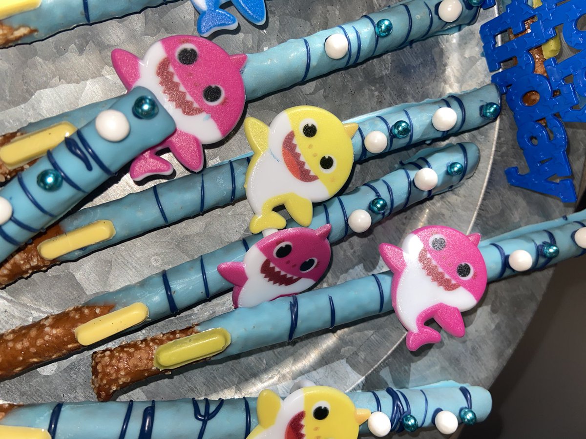 fitz_bitz's tweet photo. Happy 1st birthday Renzo!!! 🥳🦈
Baby shark themed pretzels &amp; rice krispie treats for a special birthday 💙 We can personalize any order for any occasion.
#fitzbitzgourmetchocolatez #babyshark #babysharkbirthday #1stbirthday #chocolatecoveredricekrispies #chocolatecoveredpretzels https://t.co/uUmgn8vNgP