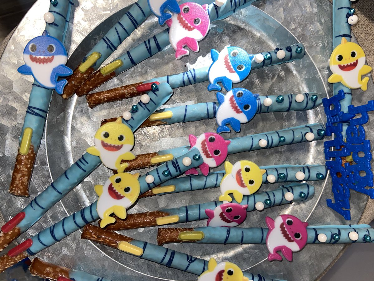 fitz_bitz's tweet photo. Happy 1st birthday Renzo!!! 🥳🦈
Baby shark themed pretzels &amp; rice krispie treats for a special birthday 💙 We can personalize any order for any occasion.
#fitzbitzgourmetchocolatez #babyshark #babysharkbirthday #1stbirthday #chocolatecoveredricekrispies #chocolatecoveredpretzels https://t.co/uUmgn8vNgP