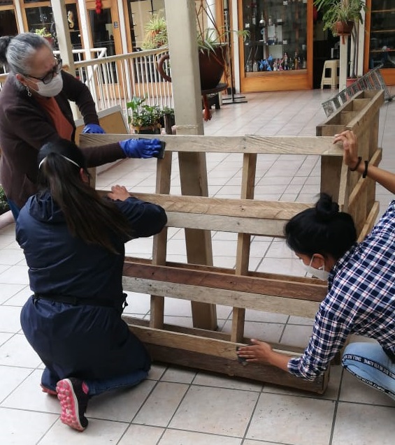 EDEC_EP's tweet photo. #CEMUART
#HuertosDeLaBuenaVida
La mañana de hoy los artesanos del CEMUART comenzaron con el trabajo de creación de prototipos de huertos patrimoniales dentro de sus instalaciones 🥦🥒🍅, los mismos que formarán parte del Proyecto Huertos de la Buena Vida. https://t.co/KIClIwB1Nf