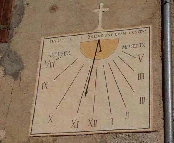 Roma döneminden kalma bir güneş saatinin üstündeki yazı imiş:

“Serius est quam cogitas."
“Vakit sandığından da geç."