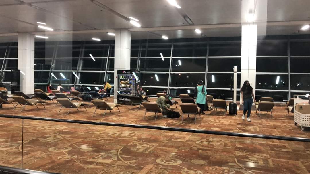 michaelkhanna's tweet photo. @airindiain @MoCA_GoI @AAI_Official @airsewa_MoCA San Francisco - Delhi flight departs 8hrs late. Travelers miss their connections in Delhi. And they're left waiting on airport chairs for hours WITHOUT alternative connections, info. or resting facilities? Help🙏 @HardeepSPuri https://t.co/vyKTrmQuob