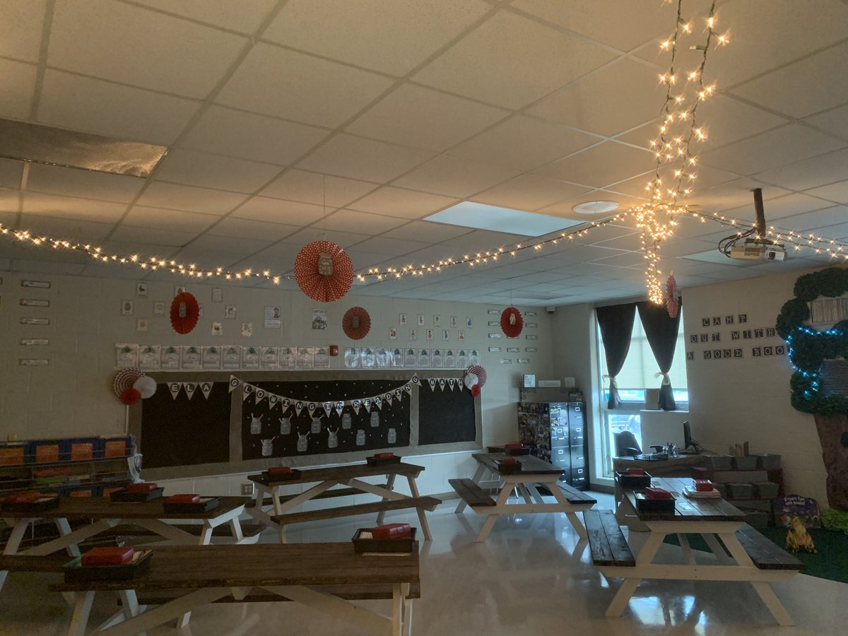 Nicma45595's tweet photo. Totally obsessed with our new room theme!! #campknowledge #campingthemedclassroom #camping #secondgrade #teachersofinstagram #classroom https://t.co/TWt7gJgTQd