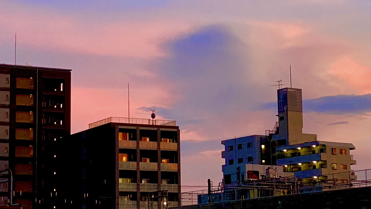 akimoki333's tweet photo. 同じきのうの #虹 の後。#夕焼け の反対方向もきれいでした。
 After the same #rainbow yesterday.  The opposite direction of the #sunset was also beautiful. https://t.co/dFqfGwOdWo