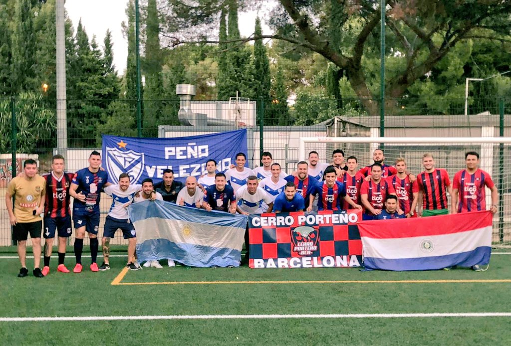 VelezBarcelona's tweet image. 🗣Gran cruce sudamericano!! Gracias @CerroBCN 🔴🔵 por compartir una linda tarde de fútbol ⚽️
🇦🇷🤜🤛🇵🇾

@Velez 
#sentidodepertenencia