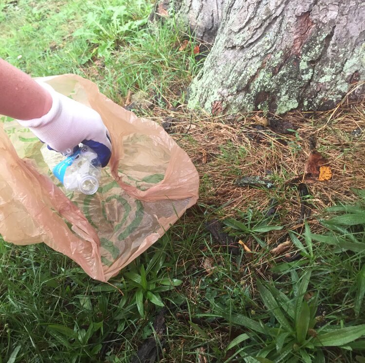 MeganJfc's tweet photo. Doing our part to keep our parks clean on a rainy day! 

@myphillypark
#FairmountParkScavengerHunt #loveyourpark #ItsMeganAndMichelle https://t.co/rnWGVzGWPz