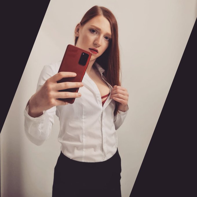 Welche Farbe hat meine Unterw&auml;sche nochmal? ❤  #business #businesswoman #red #redhead #redheadgirl #redlips<a href="/tag/business"class="tags">#business</a><a href="/tag/selfie"class="tags"><span>#selfie</span></a><a href="/tag/model"class="tags"><span>#model</span></a><a href="/tag/sexy"class="tags"><span>#sexy</span></a><a href="/tag/redhead"class="tags"><span>#redhead</span></a><a href="/tag/red"class="tags"><span>#red</span></a><a href="/tag/skirt"class="tags"><span>#skirt</span></a><a href="/tag/redlips"class="tags"><span>#redlips</span></a>