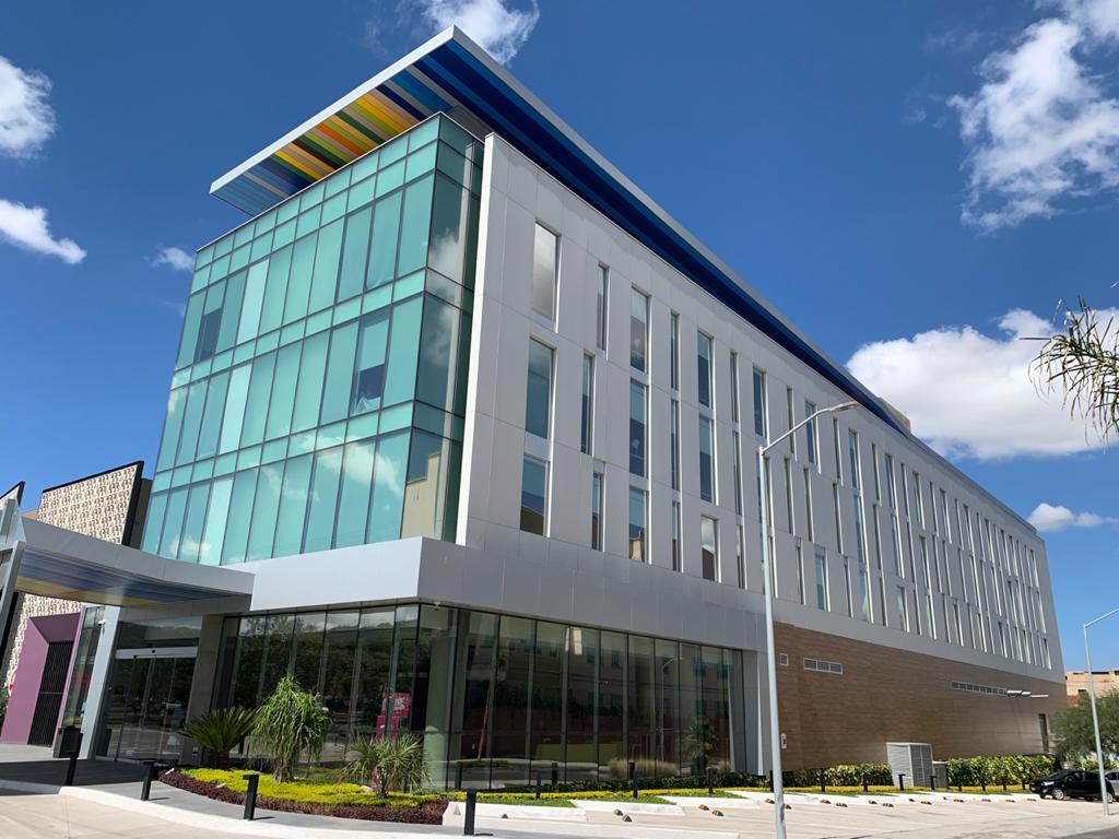 Fundermax_LA's tweet image. With Max Compact Exterior you can create stunning soffits like these ones in the hotel Aloft. Amazing color combination in this design by @EstudioLemusArq  and perfect instlation by @instalika

#fundermax #HPLpanels #forpeoplewhocreate #architecture