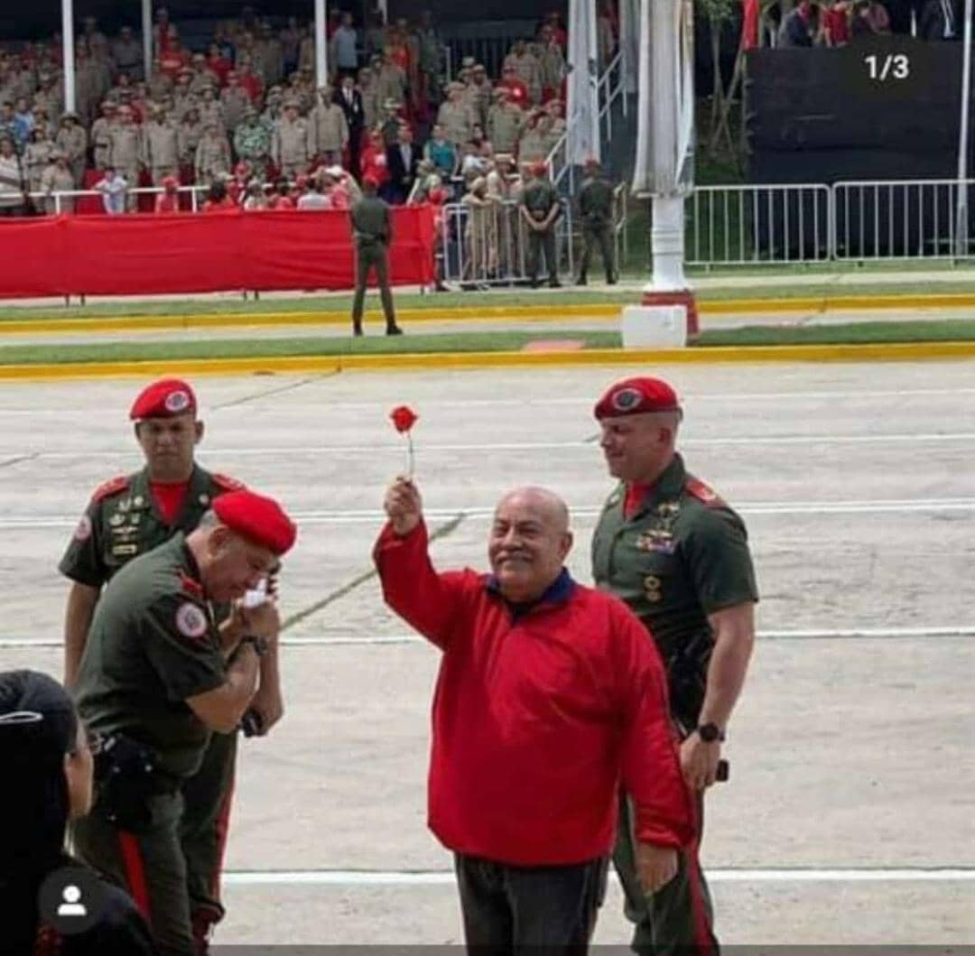 RosangelaOrozco's tweet photo. Se nos fue un Luchador Social, un Revoluciónario hasta la médula te Recordaré Cámarada con tu grito " El candidato de la Patria Hugo Chavezzzzzz" que  Dolor tan grande  @dariovivaspsuv. https://t.co/PxT5AcmILx