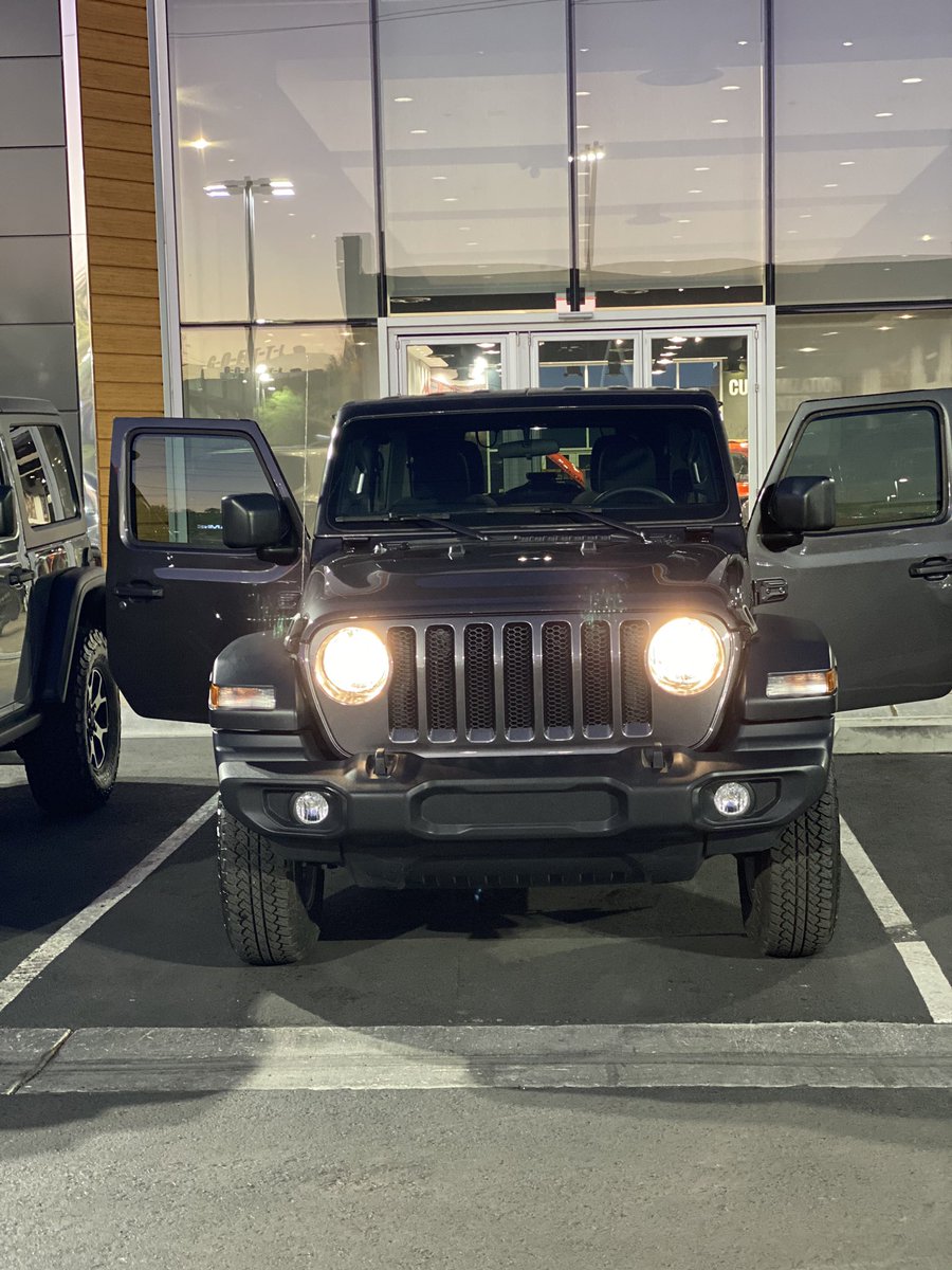 rae__bae98's tweet photo. *beep beep* “get in we are going shopping bitches” I’m so in love with my new car ♥️ https://t.co/hfEpW72qTU