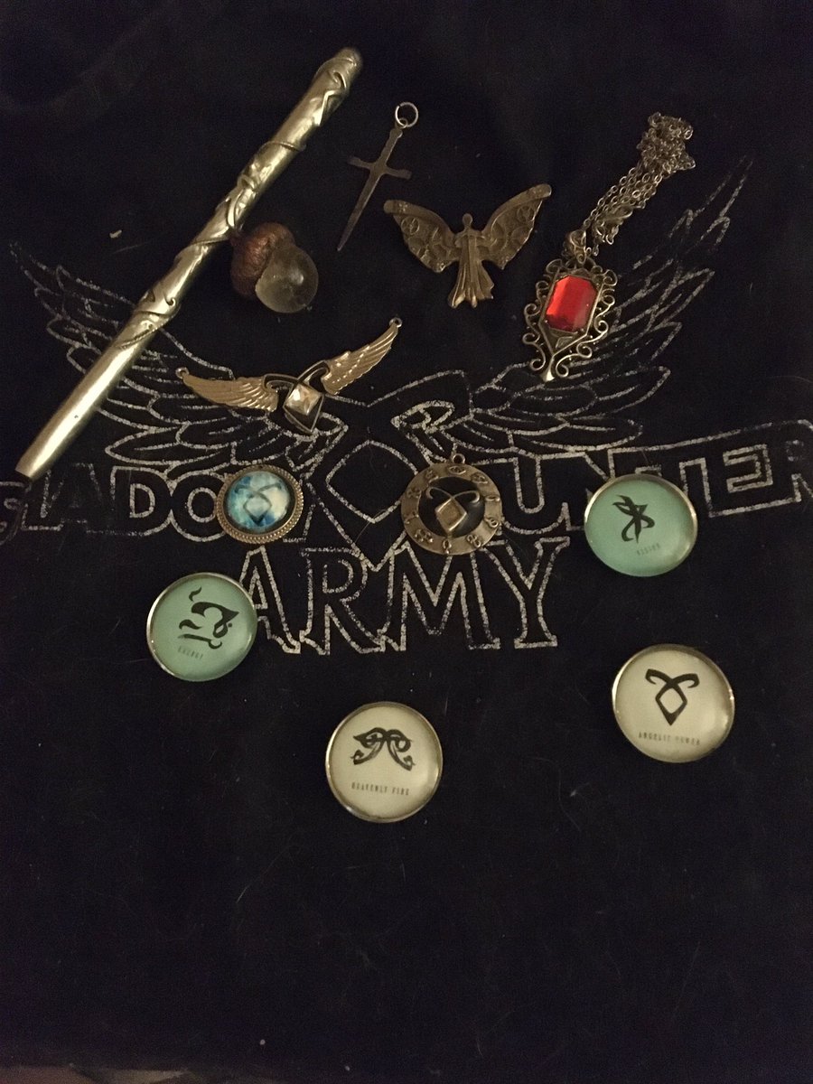 NewfieDeadGirl's tweet photo. And then there’s these pieces from @HebelDesign and #IndigoBookBox for #ChainofGold amougnts scarves, two shirts, a Garroway books tote, and my leggings. Sadly their in the wash. My favourite is still the shirt mentioned in TMI “Cleary I Have Made Some Poor Decisions” https://t.co/2GWk9XCYt8