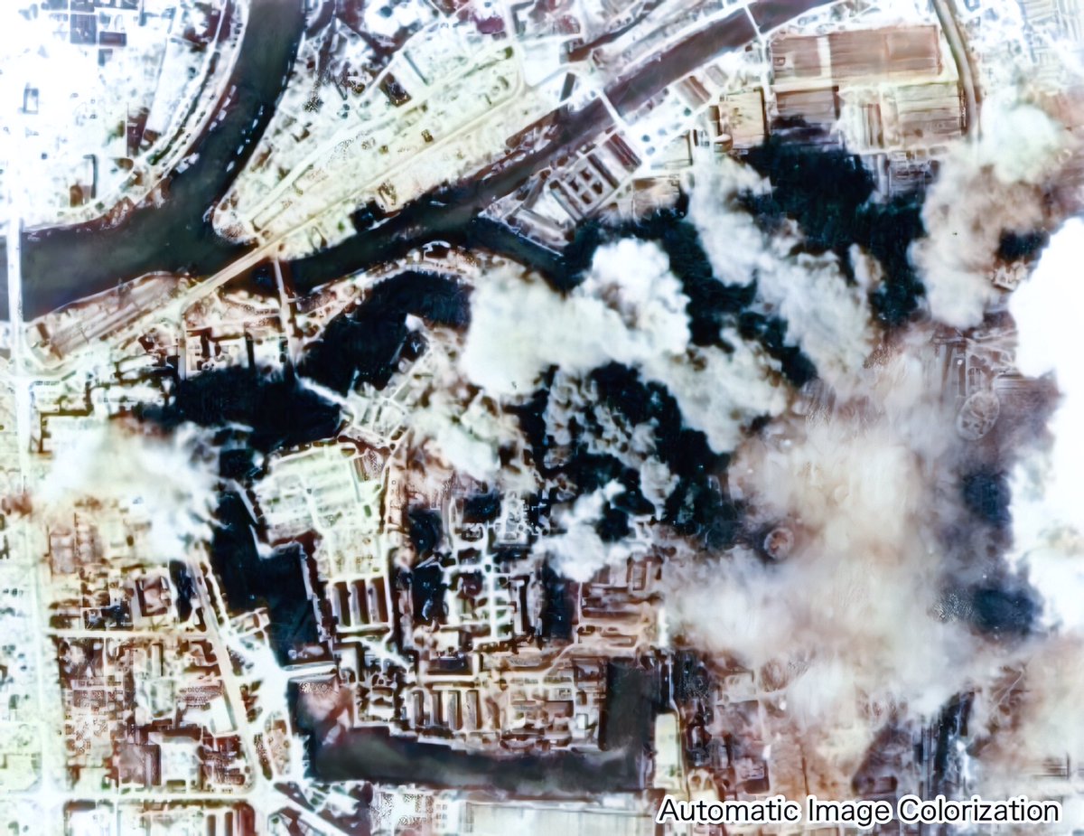 ホリーニョ 75年前の今日 1945年8月14日 大阪大空襲 京橋駅空襲 13時頃 約150機のb29が飛来し 現在の大阪 城公園近辺に存在した 大阪陸軍造兵廠 へ約700トンの爆弾を投下 犠牲者は800名以上 白黒写真を 人工知能と手動補正しカラー化しました