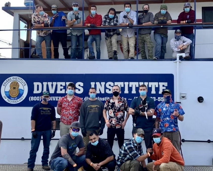 DiversInstitute's tweet photo. Congratulations on your graduation, class 112-19! Safe travels and keep in touch. 🌊 🎓 ⚓️🇺🇸 #diversinstitute #ditgrads #2020grad #bluecollar #commercialdiver #commercialdiving #underwaterwelding #underwater #adventure #newcareer #notadeskjob #seattle #travel https://t.co/i8jtPxmS2o