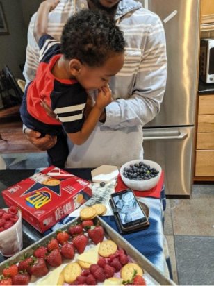#AD This board is the perfect snack for the whole family and easy enough for us to make with the toddler @Nabisco #NabiscoSnacks #MyHarrisTeeter Get the recipe: blacksouthernbelle.com/hbcu-olympian-…