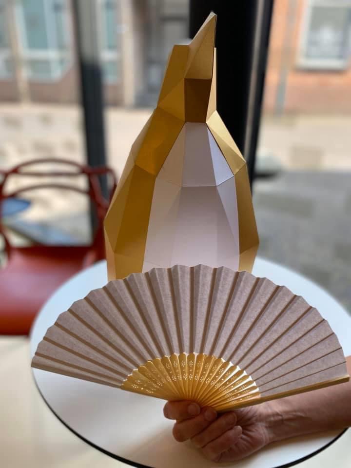 Vandaag was het weer een warm dagje! In Museum Nairac werden waaiers aan de bezoekers uitgedeeld als verkoelend presentje! Er zijn er nog een paar.... dus morgen nog een kans! #museumnairac #waaier #hittegolf #zomervakantie