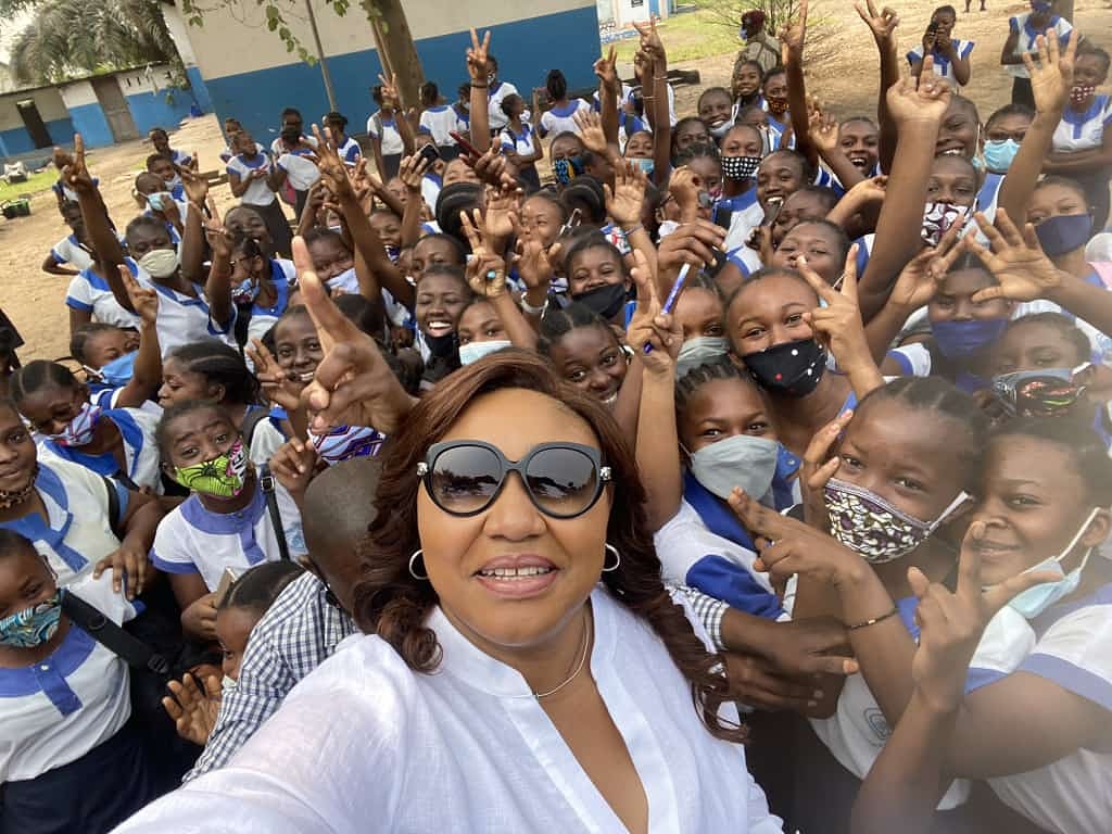 pepele_news's tweet photo. 🇨🇩📸[#JeudiPhoto] Selfie des quelques lycéennes avec la première dame de la #République, @DeniseNyakeru à la capitale #Kinshasa à l'occasion de la #RepriseDesCours. #EPST @pepele_news https://t.co/mEeaN6v78F