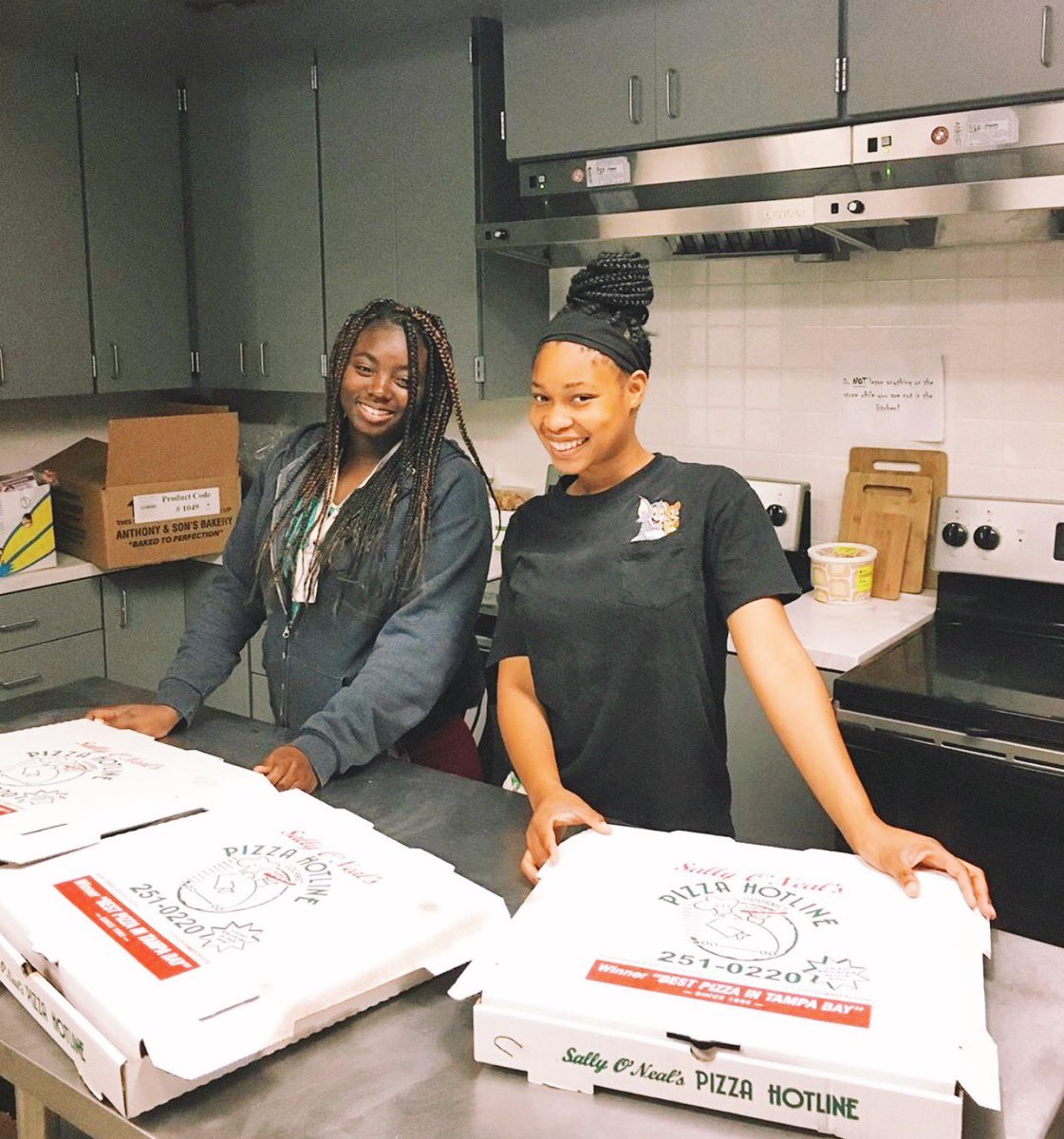 We ❤️ our <a href="/SRNtweets/">Starting Right, Now</a> fam! Congratulations to their grads! 🎓 #sallyspizza