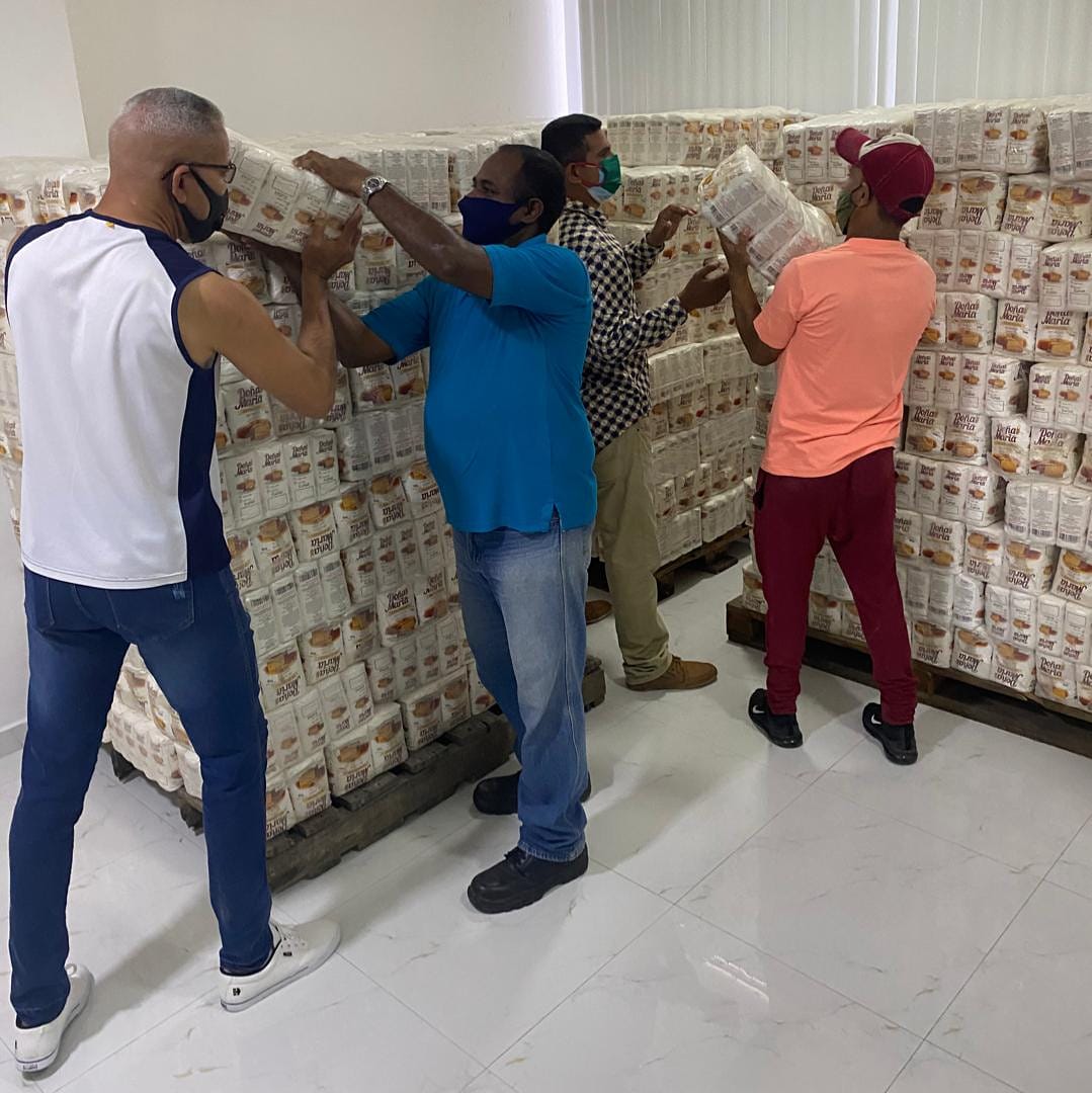 #PuertoLaCruz || En compañía del Concejal Alfieris Medina, Arevalo Hernández y Rafael Rondón, durante el almacenamiento de harina de trigo, que se distribuirá en los distintos sectores del municipio Sotillo, garantizando la Seguridad Alimentaria #VenezuelaProduceEnPrevención