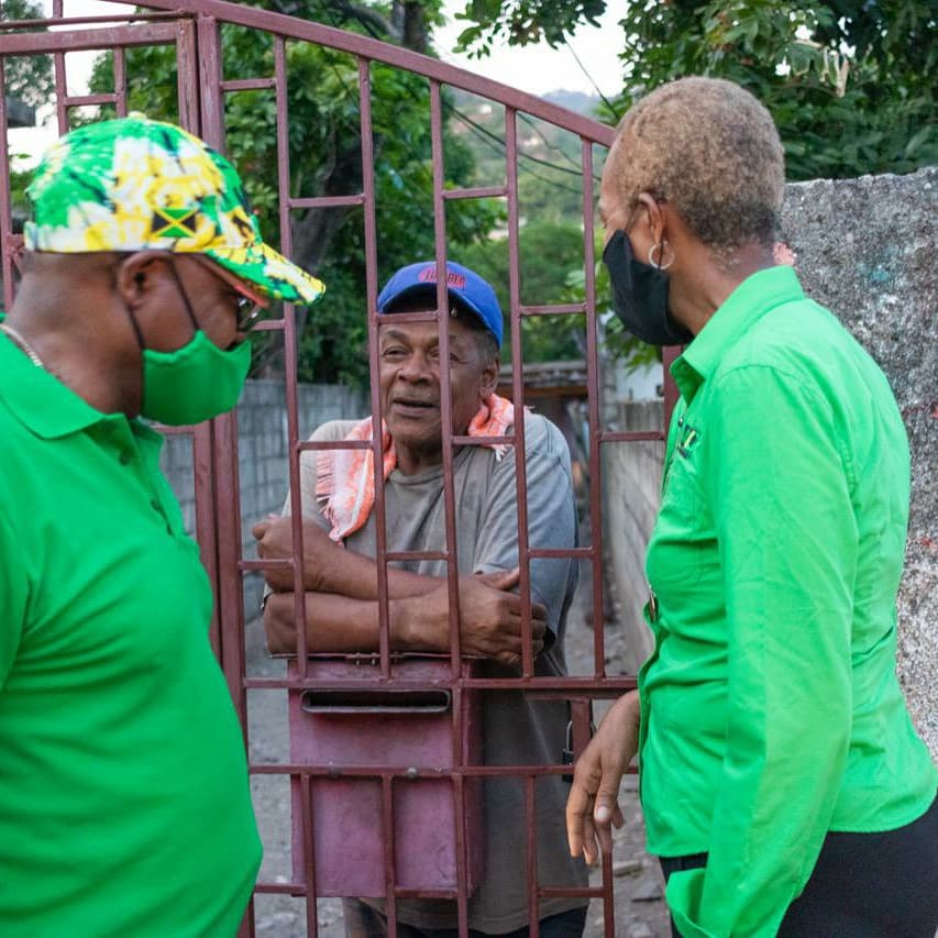 fayvalwilliams's tweet photo. Yesterday,Hon. Edmund Bartlett, Councillor Andrew Bellamy, Councillor Caretaker George Planto & I toured both the #Papine & #Mona Division.Though restricted by COVID-19 protocols, we were able to greet many persons in my #SAE family & distribute masks across various communities. https://t.co/mBvKlJonh2