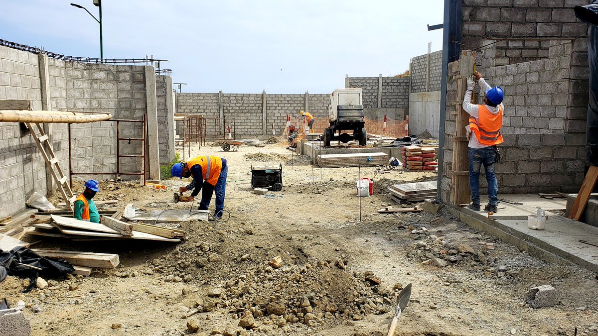 UGPManta's tweet photo. Se continúa con la colocación de los bloques de la pared y hormigonado del piso del cuarto del transformador y generador, al igual que la construcción de las cajas del cableado eléctrico y el encofrado de zapata y guía de pared del muro de contención lateral derecho de la... https://t.co/JpQ6lhZqL1