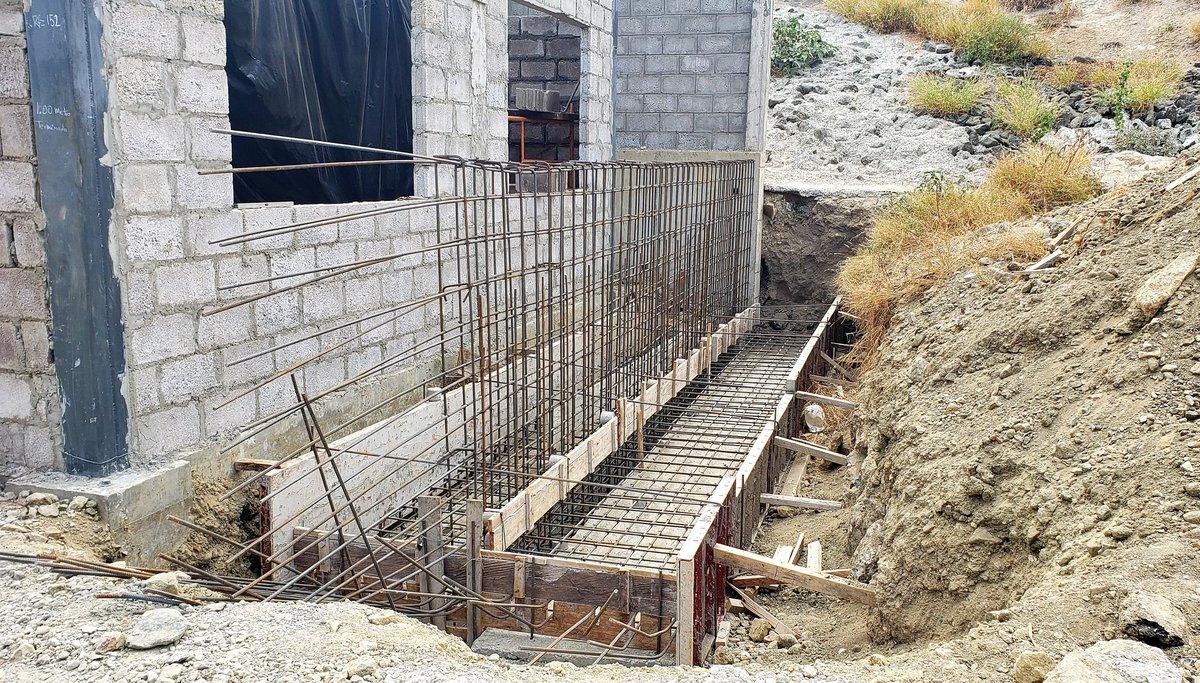 UGPManta's tweet photo. Se continúa con la colocación de los bloques de la pared y hormigonado del piso del cuarto del transformador y generador, al igual que la construcción de las cajas del cableado eléctrico y el encofrado de zapata y guía de pared del muro de contención lateral derecho de la... https://t.co/JpQ6lhZqL1