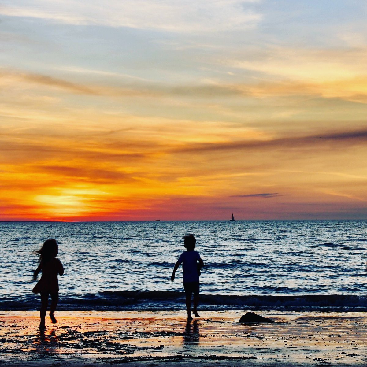 janmar38's tweet photo. #nikonphotography #sunset #darwin we have the most beautiful sunsets I realised that even young children would stop playing to stay still to watch the sun go down https://t.co/iqTmfTRB9I