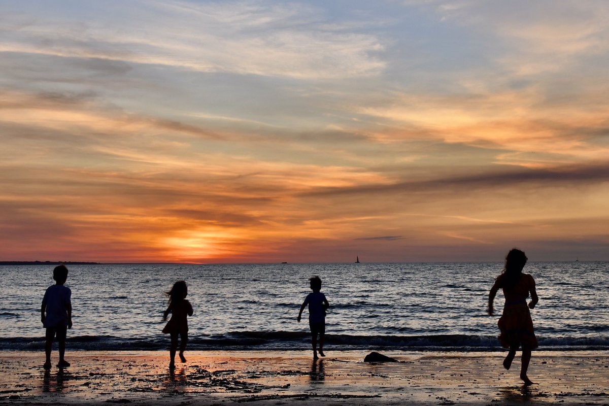 janmar38's tweet photo. #nikonphotography #sunset #darwin we have the most beautiful sunsets I realised that even young children would stop playing to stay still to watch the sun go down https://t.co/iqTmfTRB9I