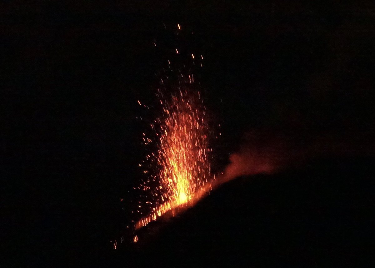 g_caprotti's tweet photo. #Stromboli #bellitalia #sbuffo del #vulcano di notte https://t.co/MLRThWlEmp