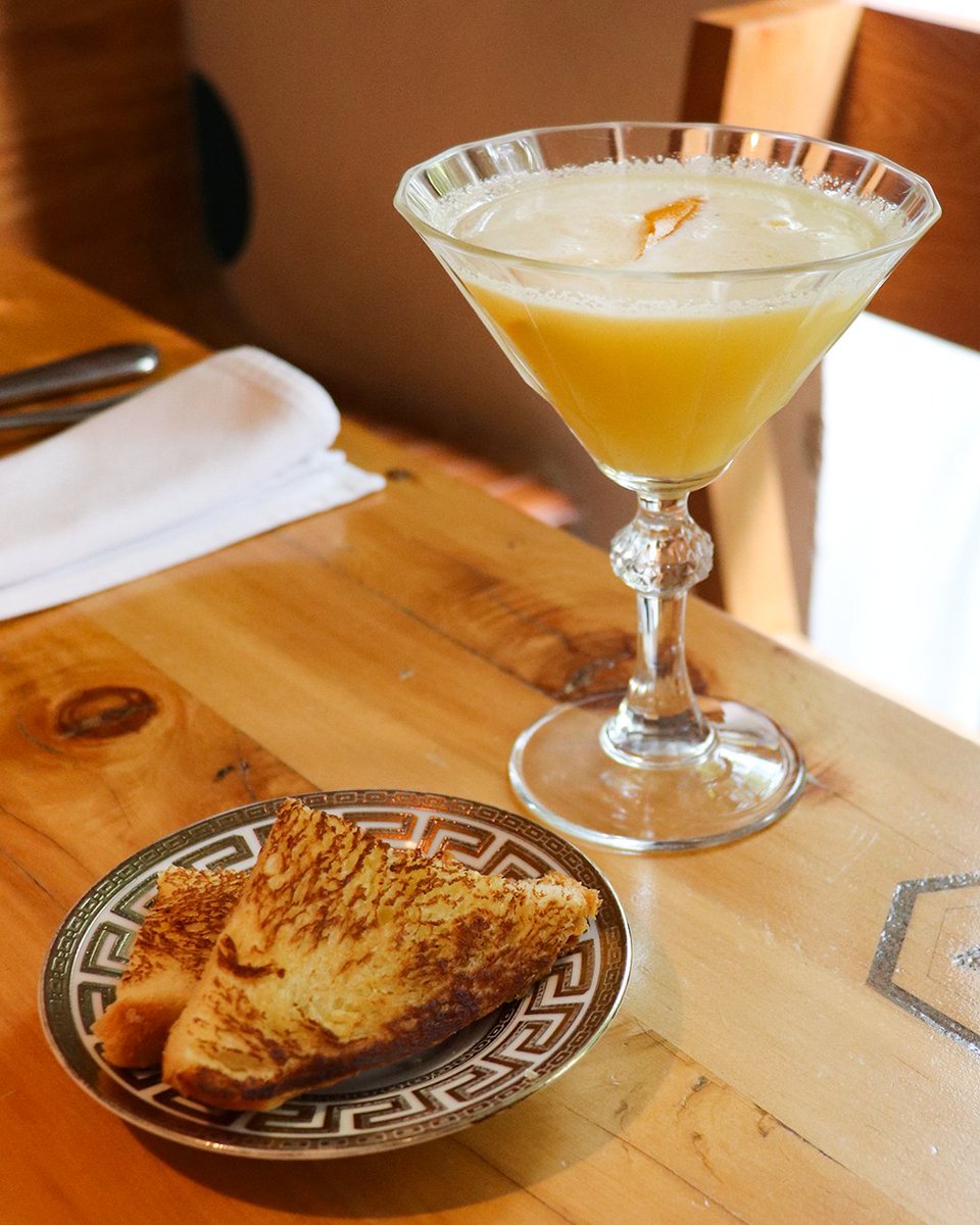 Déjate guiar por los sabores de #MerkaváMx 🍹⁣
⁣
Rum washed cocktail: Ron con mantequilla, jugo de limón amarillo, jugo de naranja, miel, twist de naranja y el sello perfecto gracias al pan tostado. ⁣
⁣
#EstamosDeRegreso ⁣ ⁣
#restaurantescondesa