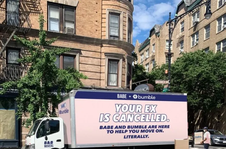 DMSgrp's tweet image. Bumble partnered with Babe Wine, known for its sparkling canned wine, to launch the social media campaign “Moving On.”  hubs.ly/H0tCbjh0 @bumble @drinkbabe #breakup #movingon #postbreakup #onlinedating #sparklingwine