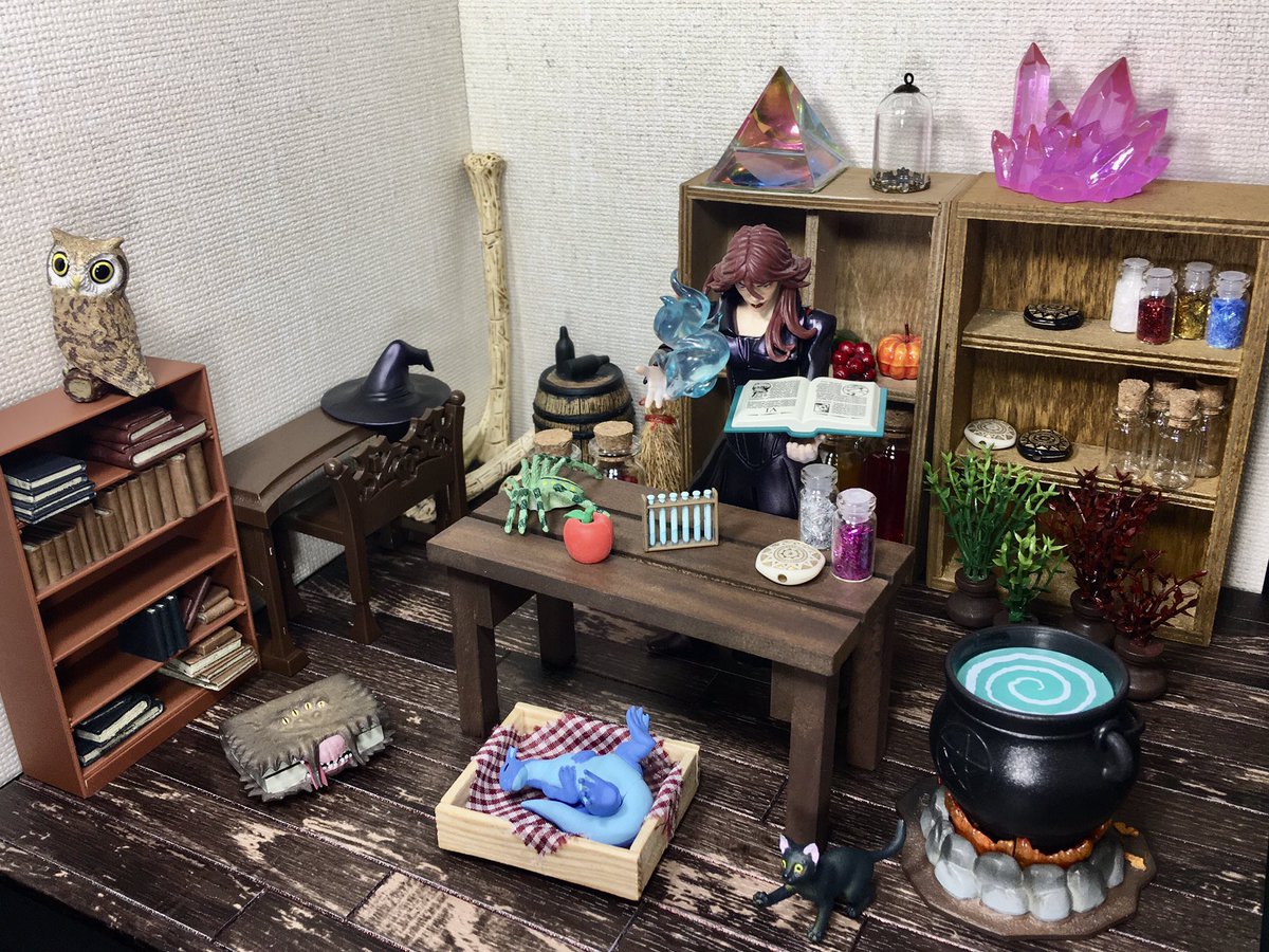 Mond ついでに魔女の部屋を作ってみました ついでと言いながら床は木目シートを切っては貼り切っては貼りで 手間がかかってます コツコツ買い足してた100均の小物で情報量多すぎてしまったかな ファンタジーフィギュアを作ろう