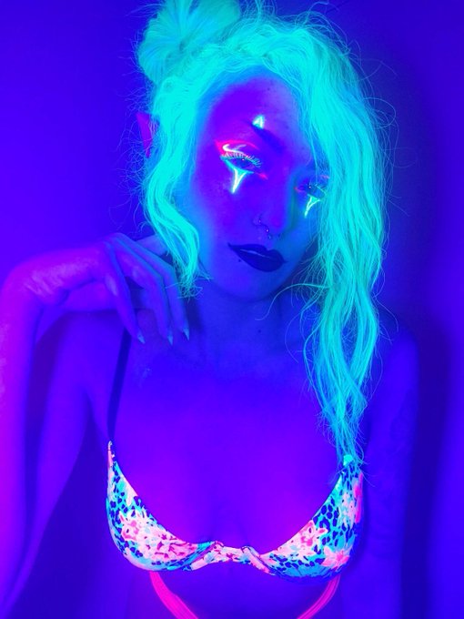 👾would you play with me? 👾 https://t.co/TJbCYjECvb