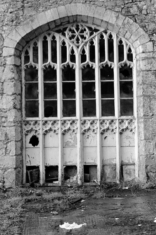 Gwrych_Castle's tweet photo. Can anyone help us find items stolen from the castle? Windows, stained glass, fireplaces, doors and other fittings were all asset stripped in the mid-1990s #gwrychcastle #abergele #conwy #northwales #historic #buildings #marblestaircase #stainedglass #gothicwindows https://t.co/2U7mwDexY8