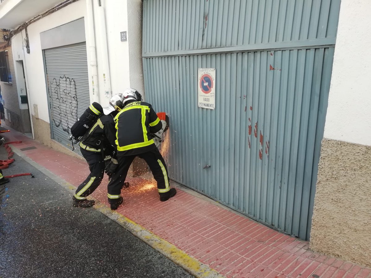 Parque_11's tweet photo. #Incendio en #Sanse de un garaje .
2 BRP (Bomba Rural pesada ) y AeA (Autoescalera ) de @Parque_11 ademas de J3.1 (Suboficial ), J2.1 (Oficial) y una BRP de #Parque12
#Trescantos.
Solo daños materiales
#Summa112
#PoliciaLocalSanse
@policia
#BomberosCM https://t.co/vvTH2hV40A