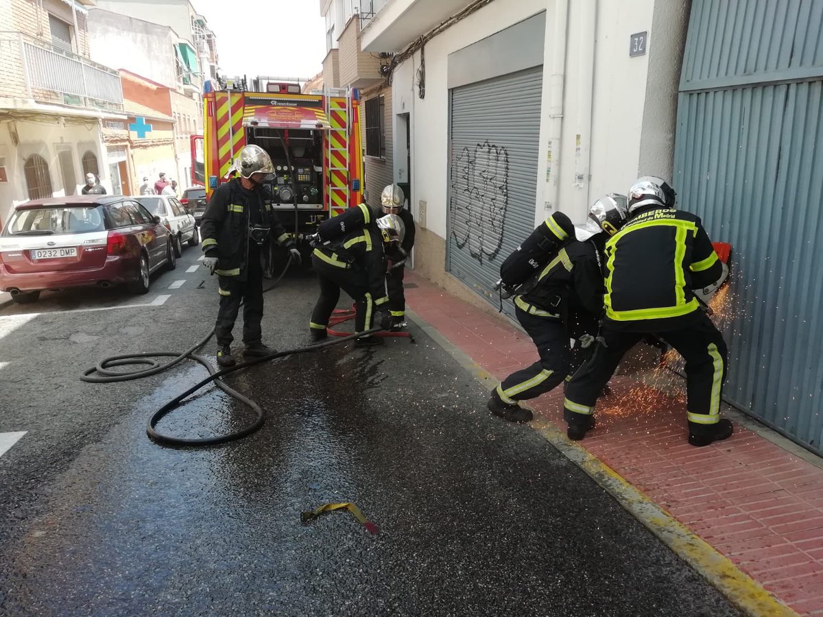 Parque_11's tweet photo. #Incendio en #Sanse de un garaje .
2 BRP (Bomba Rural pesada ) y AeA (Autoescalera ) de @Parque_11 ademas de J3.1 (Suboficial ), J2.1 (Oficial) y una BRP de #Parque12
#Trescantos.
Solo daños materiales
#Summa112
#PoliciaLocalSanse
@policia
#BomberosCM https://t.co/vvTH2hV40A