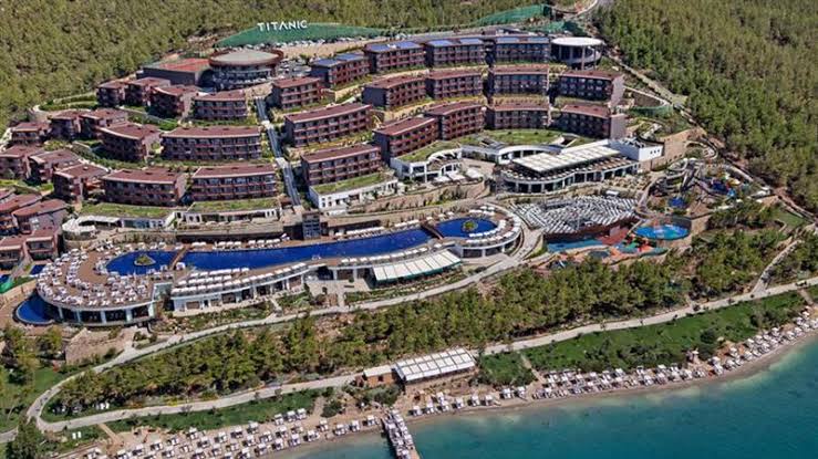 Ben şu fotoğrafa bakınca ne düşünüyorum biliyor musunuz. Bu yakılan yere otel açan sermayedar olsam gece huzurlu uyuyamam, burada konaklasam aynada yüzüme bakamam, lokantasında yemek yesem haramdan korkarım. Yapamam yani. Vicdanım beni yakar. Türkiye işte bu duygularını kaybetti.