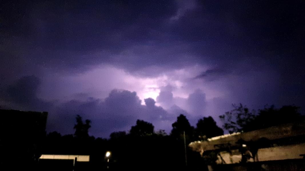 weerphotography's tweet photo. #onweer #Drenthe  Mooie zonsondergang en nog wat ontladingen geen regen of noodweer. https://t.co/6gJ3OE8Kwn