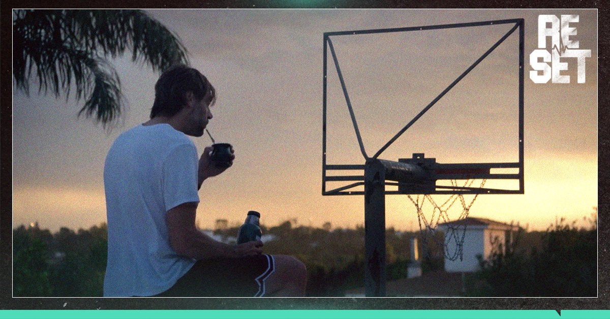 🏀 Acá tenemos un <a href="/obricio7/">fabricio oberto</a> esperando a que veas su documental “Reset”, en Flow.  Al igual que en su historia,  hay un antes y después al mirarlo.