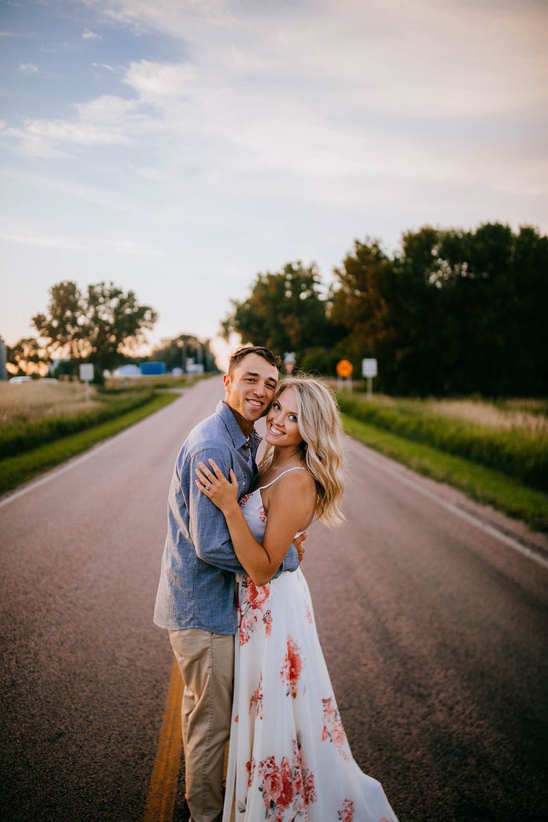 I wanna give an engagement session away - follow &amp; retweet for your chance to win ✨ I’ll announce tomorrow evening at 7 pm 🤞🏼