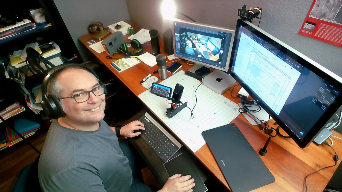 azoeart's tweet photo. Just in case you wondered how this #teacher looks in his #DistanceLearning classroom. https://t.co/I5qnjQFTiY