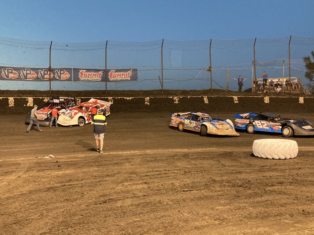 SummerNationals's tweet photo. Caution comes right out before a single lap is completed for a multi-car tangle in Turns 1-2.
Cars involved:
• #KB Kerry King
• #44 Blaze Burwell
• #82B Jason Milam
• #5 Daniel Jacober https://t.co/wzyPWJyho8