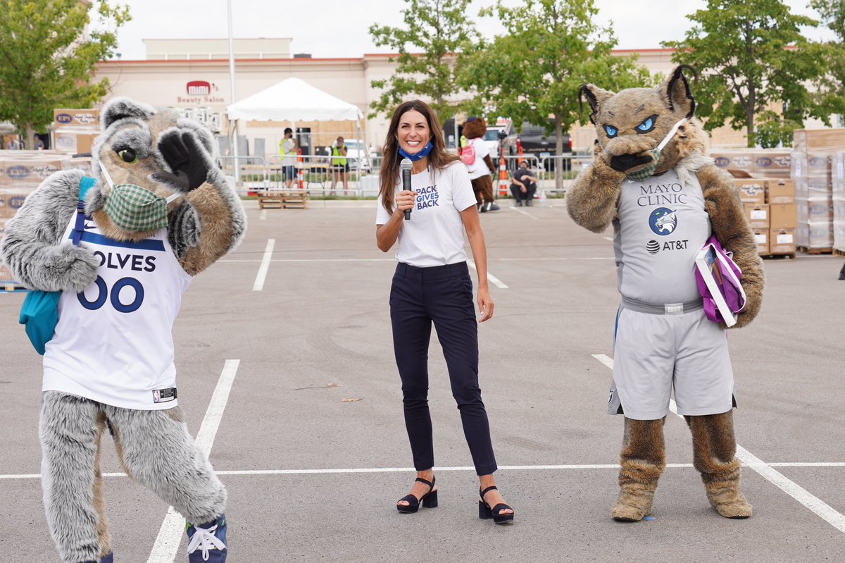 PackOffCourt's tweet photo. It was a great day for the @UnitedWayTC Action Day 2020! @Timberwolves and @minnesotalynx staff helped distribute to local nonprofits over 40,000 backpacks for Minnesota students! Even Crunch and Prowl got in on the action! #UniteToFuelChange #PackGivesBack https://t.co/PygUu7fCZd