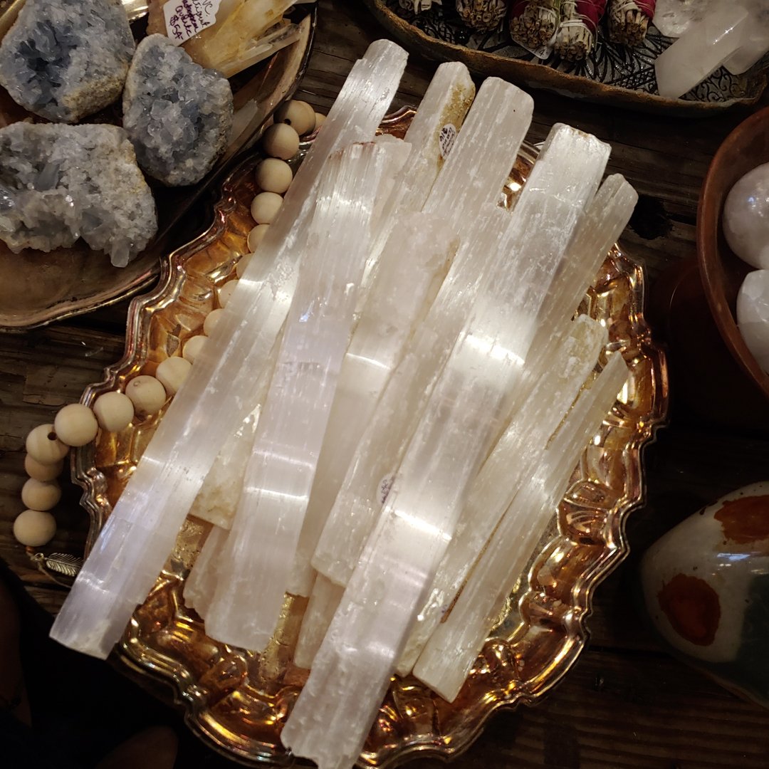 Seeking higher vibrations? Selenite is the stone for you....best used for spiritual and chakra work. Great for alignment and memory work. #rocksandcrystals #selenite #highvibration #energy #chakrawork