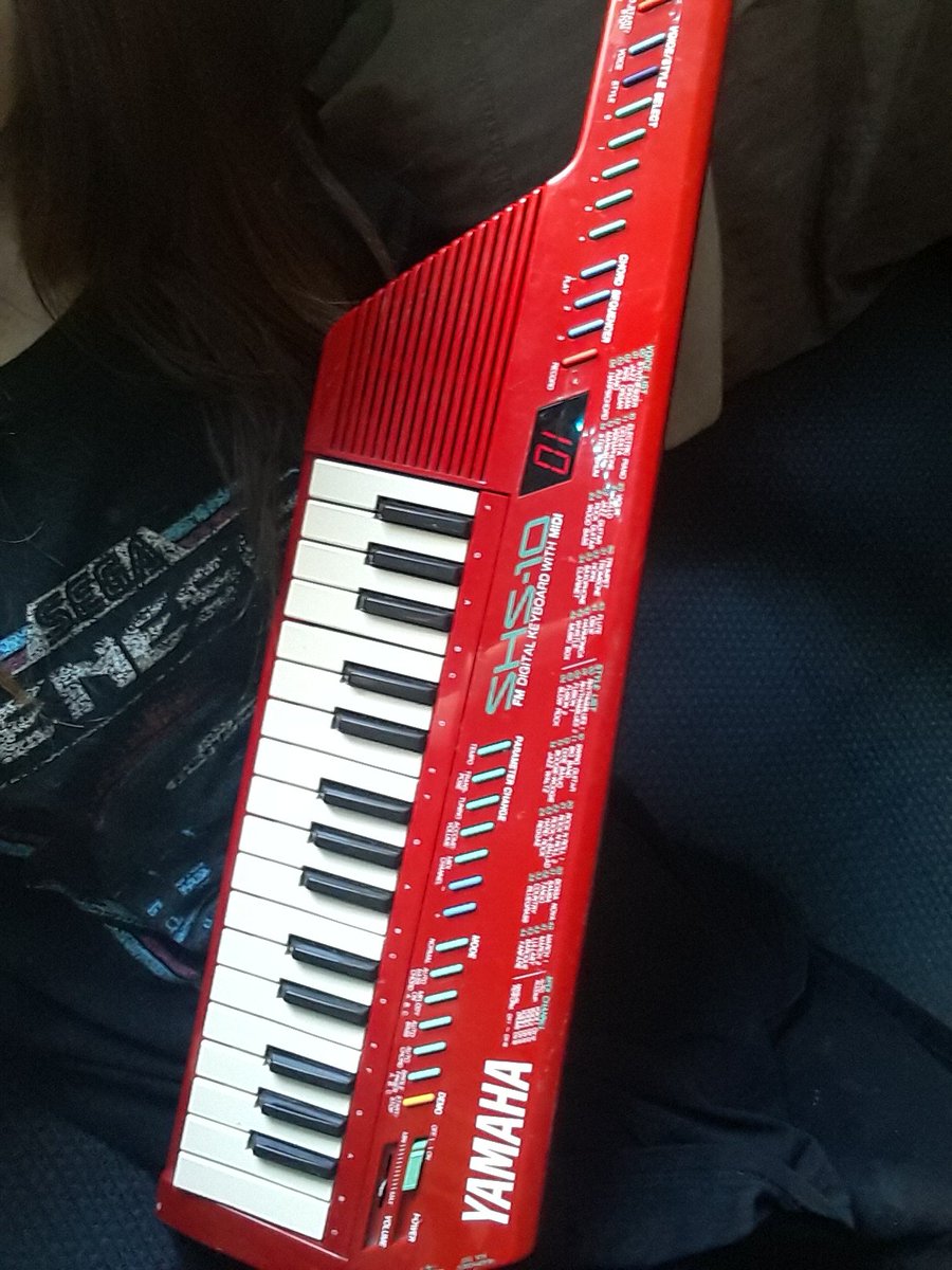 ShyGal_Lilly's tweet photo. IT'S HERE IT'S HERE IT'S HERE!!!
#KEYTAR #SHS10 #YAMAHA #1987 https://t.co/AJ6P7MujOU
