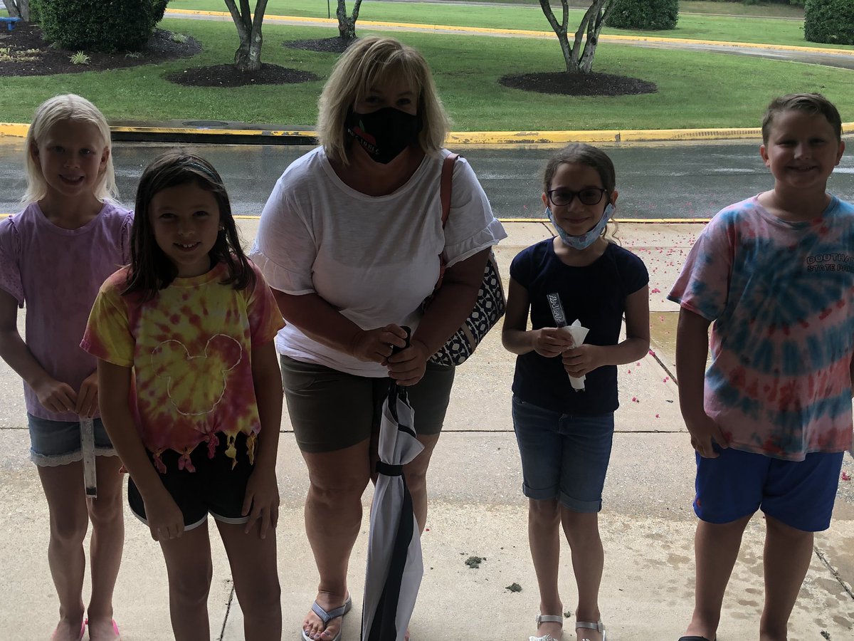 wresWildcats's tweet photo. Another great turnout for Ice Pops with the Principals, even with the rain π§! #WESsummerFUN https://t.co/QUB2C5YjL3