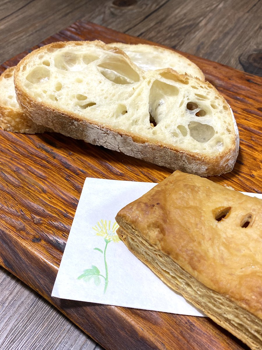 chococoooa's tweet photo. パン屋さんが好き。当日食べ切れるわけもないのに、色々買っちゃうパン屋さんマジックなんなんですかね。
たまにいく市内のパン屋さん #WANDARLUST さん、緑がいっぱいでパンも美味しいよっていうお話です。
https://t.co/PTzoEibAQ6 https://t.co/0E8dzLuLix