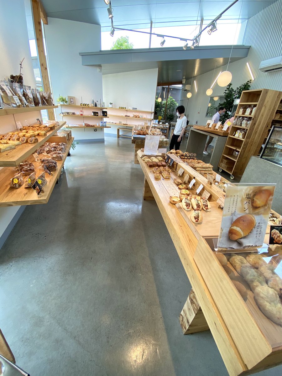 chococoooa's tweet photo. パン屋さんが好き。当日食べ切れるわけもないのに、色々買っちゃうパン屋さんマジックなんなんですかね。
たまにいく市内のパン屋さん #WANDARLUST さん、緑がいっぱいでパンも美味しいよっていうお話です。
https://t.co/PTzoEibAQ6 https://t.co/0E8dzLuLix