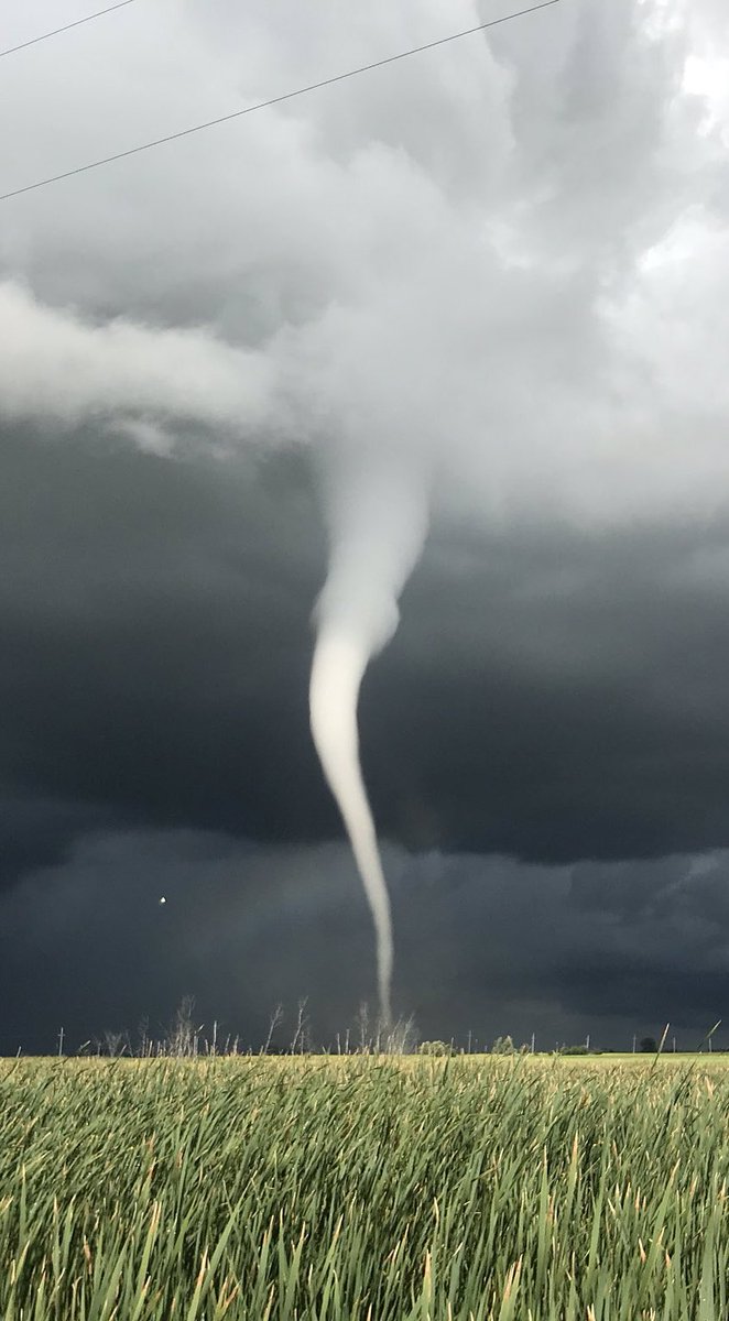 Open photo for full effect 🌪👇 #mbstorm #tornado