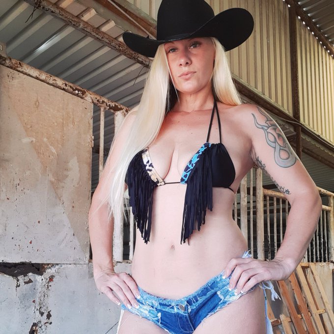 Whatcha know about that💦 just took a cowgirl bath.  Find my l.i.n.k.s in my b.i.o to see the fun times<a href="/tag/countrylife"class="tags"><span>#countrylife</span></a><a href="/tag/cowgirl"class="tags"><span>#cowgirl</span></a><a href="/tag/countrygirl"class="tags"><span>#countrygirl</span></a><a href="/tag/country"class="tags"><span>#country</span></a><a href="/tag/countryliving"class="tags"><span>#countryliving</span></a>