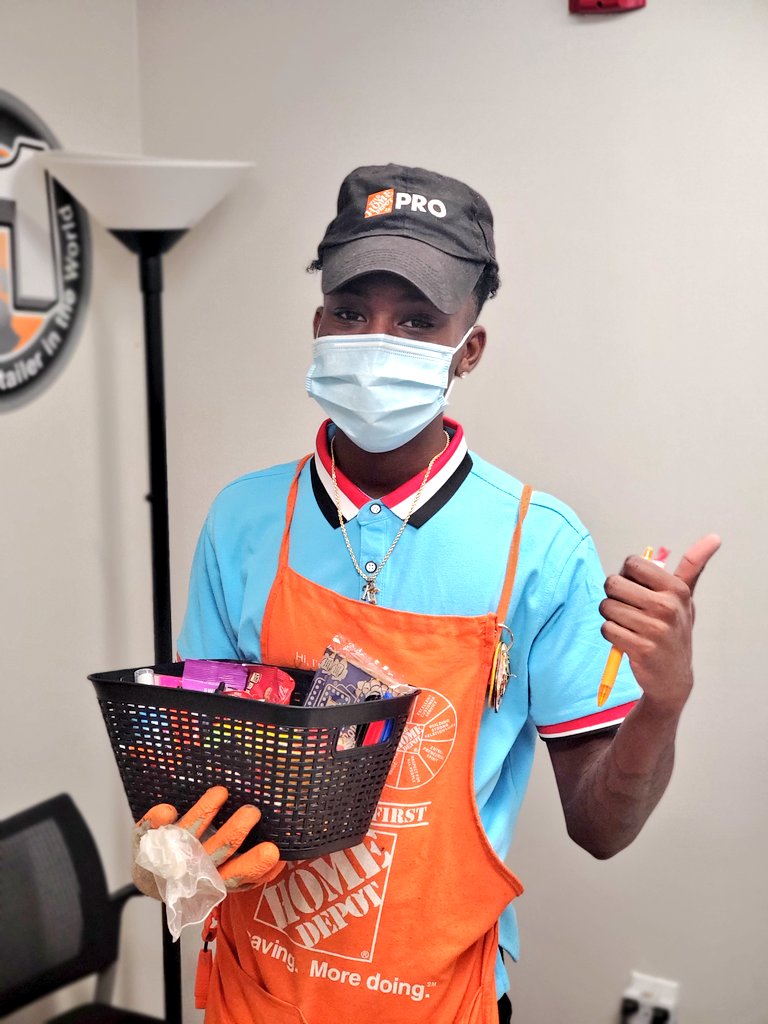 Rachel_thd1110's tweet photo. Sending our associates off to college with gift baskets for their next year of school 🥳 We are super excited for them and everything they will accomplish👏👏 #1110 #kickingitupanotch https://t.co/AHNN6w2h5L