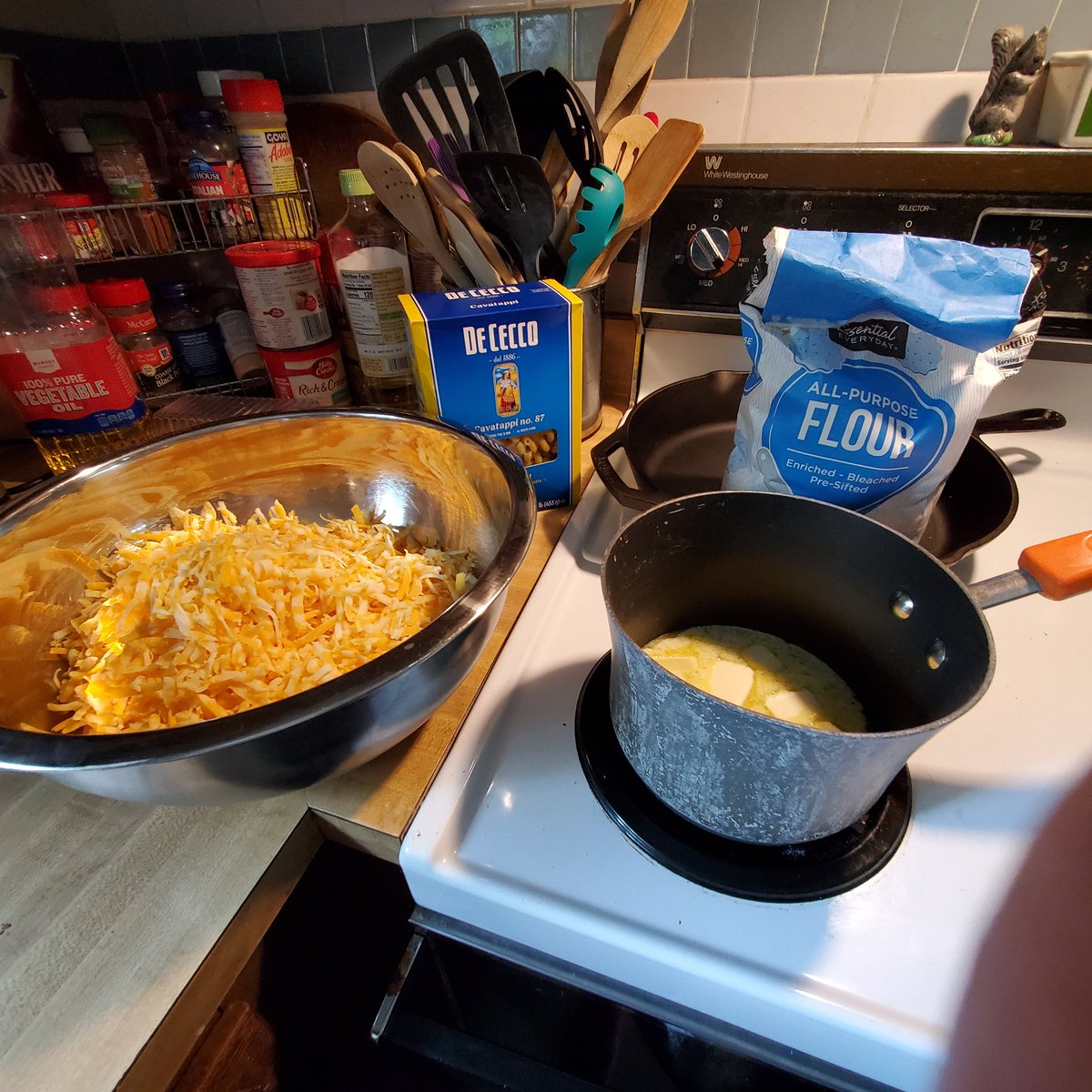 Stardust32214's tweet image. I was making homemade mac and cheese this evening and all I could hear in my head was "fold in the cheese" in Moira's voice.  #foldinthecheese #SchittsCreek @SchittsCreek @danjlevy